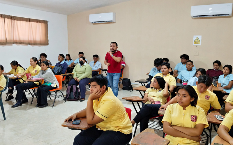 Jóvenes participan en pláticas sobre prevención del embarazo adolescente y violencia, impartidas a través del programa De Joven a Joven.