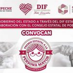 Un grupo de adultos mayores sonríe mientras recibe un reconocimiento por su contribución a la sociedad en Campeche.