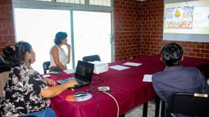 Jurado especializado delibera y selecciona las obras ganadoras del concurso infantil.