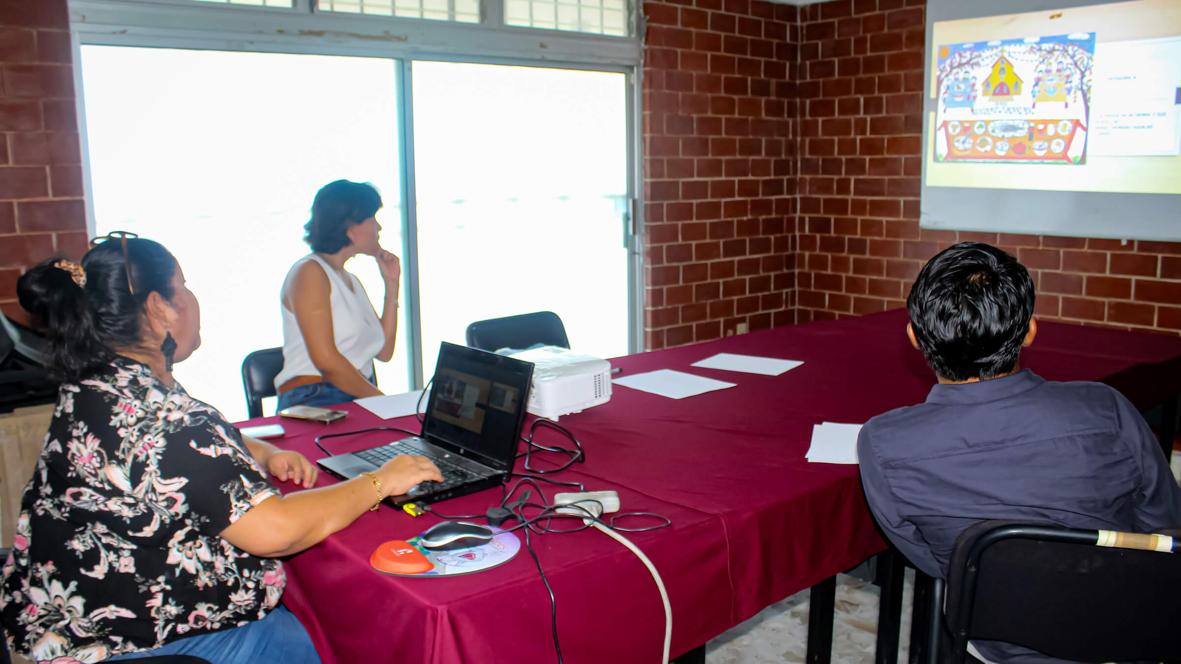 seleccion-ganadores-concurso-dibujo-campeche Jurado especializado delibera y selecciona las obras ganadoras del concurso infantil.