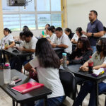 Estudiantes de la Escuela de Turismo participan en plática sobre comunicación y toma de decisiones.